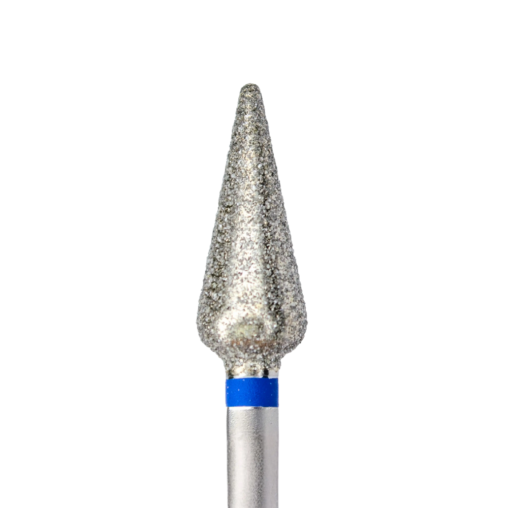 Gros plan sur la partie active d'un embout de ponceuse à ongles. Il s'agit d'un embout diamanté en forme de tulipe (base arrondie s'affinant vers la pointe). Une bague bleue est visible à sa base.