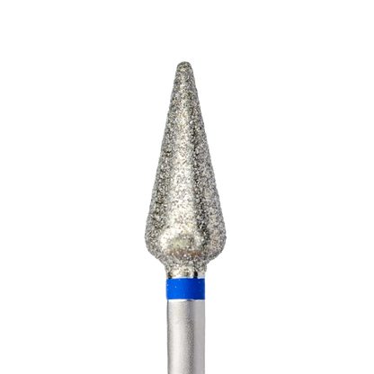 Gros plan sur la partie active d'un embout de ponceuse à ongles. Il s'agit d'un embout diamanté en forme de tulipe (base arrondie s'affinant vers la pointe). Une bague bleue est visible à sa base.