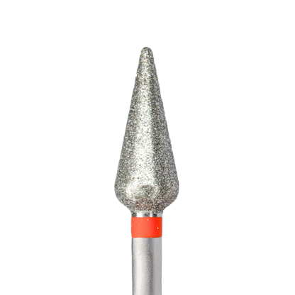 Gros plan sur la tête abrasive d'un embout de ponceuse à ongles en diamant de forme tulipe. L'embout possède une bague rouge à sa base, indiquant un grain fin.