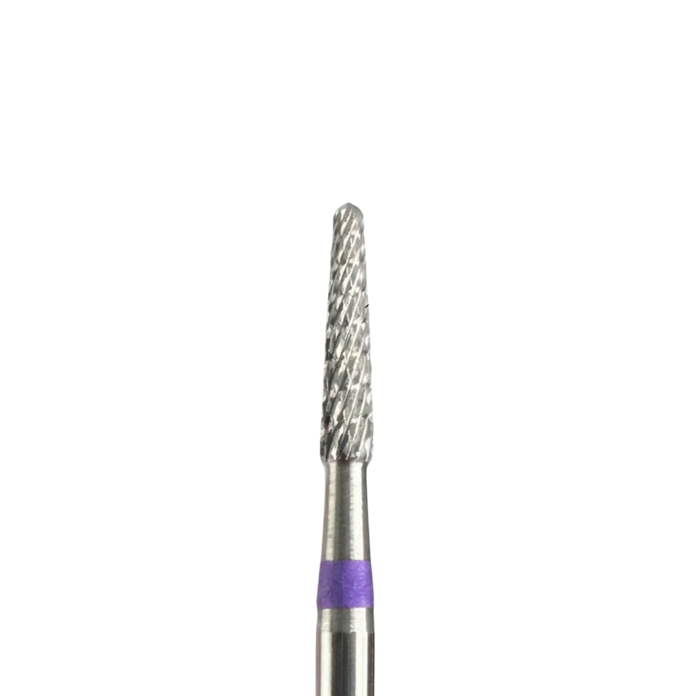 Gros plan détaillé de la tête d'une fraise de ponceuse à ongles en carbure, mettant en évidence sa forme très fine et pointue, ses dentures croisées et l'anneau violet situé sur la base de la tige.