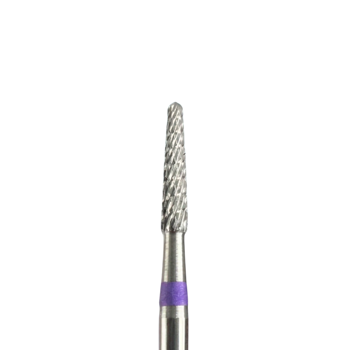 Gros plan détaillé de la tête d'une fraise de ponceuse à ongles en carbure, mettant en évidence sa forme très fine et pointue, ses dentures croisées et l'anneau violet situé sur la base de la tige.