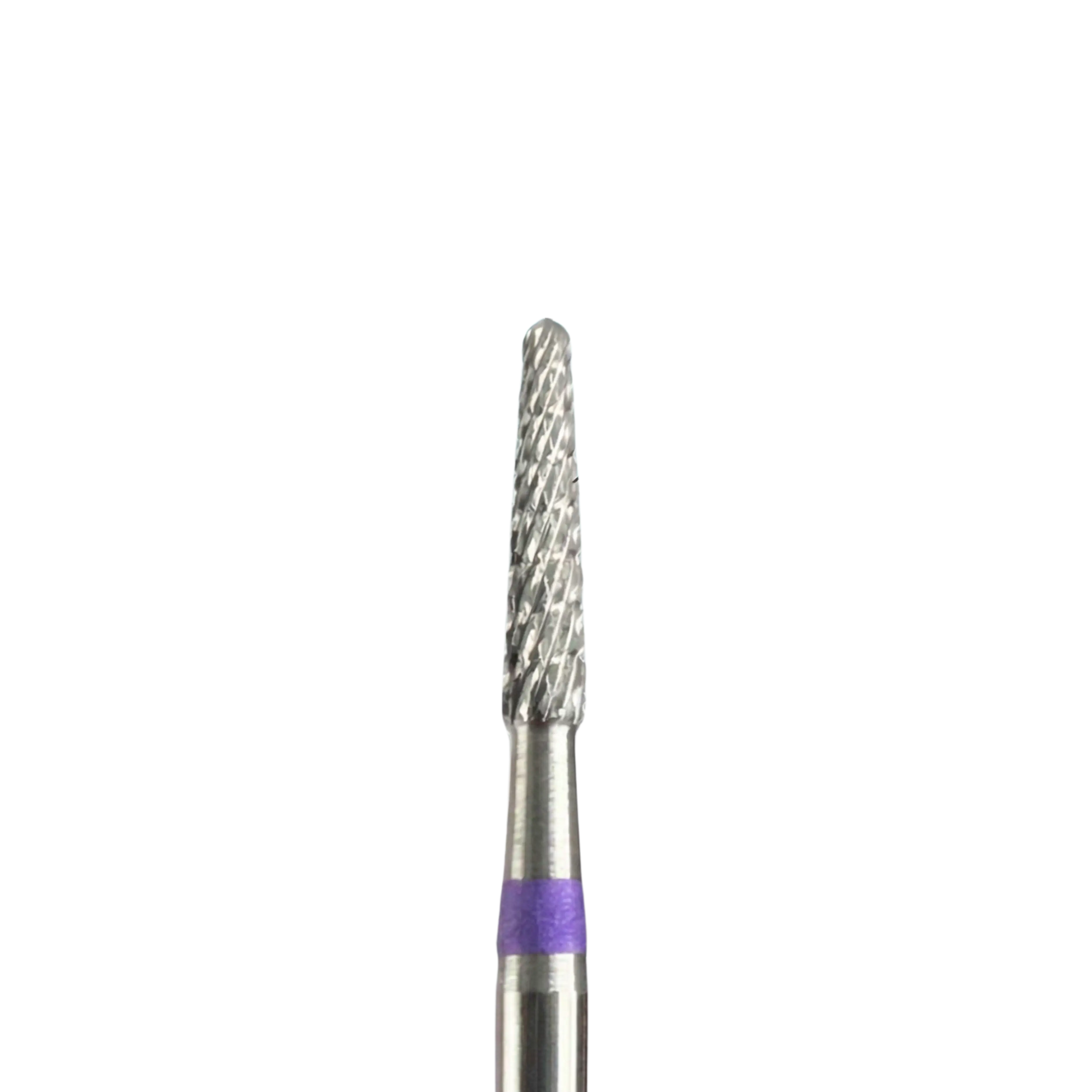 Gros plan détaillé de la tête d'une fraise de ponceuse à ongles en carbure, mettant en évidence sa forme très fine et pointue, ses dentures croisées et l'anneau violet situé sur la base de la tige.