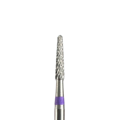 Gros plan détaillé de la tête d'une fraise de ponceuse à ongles en carbure, mettant en évidence sa forme très fine et pointue, ses dentures croisées et l'anneau violet situé sur la base de la tige.