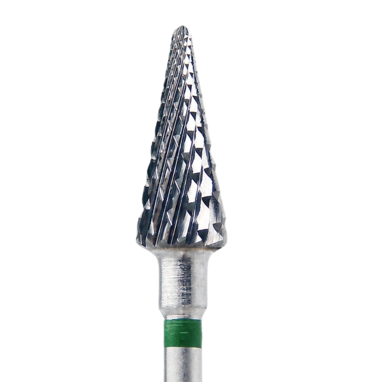 Gros plan sur l’embout en carbure forme sapin avec denture croisée et bague verte, conçu pour un travail précis en onglerie.