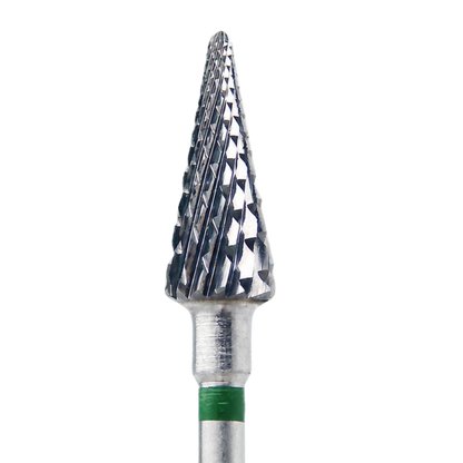 Gros plan sur l’embout en carbure forme sapin avec denture croisée et bague verte, conçu pour un travail précis en onglerie.
