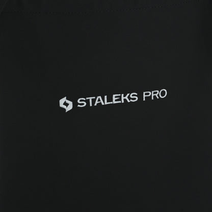 Logo STALEKS PRO brodé sur tablier noir, détail.