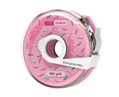 Face avant du distributeur de lime-ruban papmAm Bobbinail STALEKS PRO au design original de donut rose. On aperçoit le ruban abrasif blanc grain 180 qui dépasse et le clip de découpe métallique.