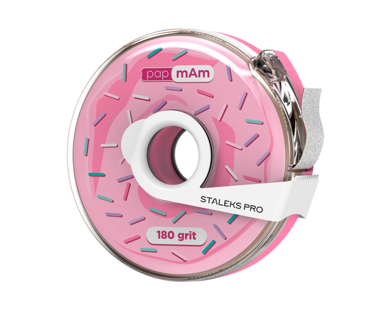 Face avant du distributeur de lime-ruban papmAm Bobbinail STALEKS PRO au design original de donut rose. On aperçoit le ruban abrasif blanc grain 180 qui dépasse et le clip de découpe métallique.