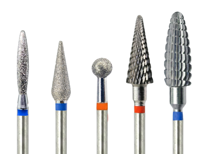 Lot de cinq embouts de ponceuse (diamant flamme fine, diamant tulipe, boule, carbure cône et carbure requin) avec bagues de couleur indiquant le grain.