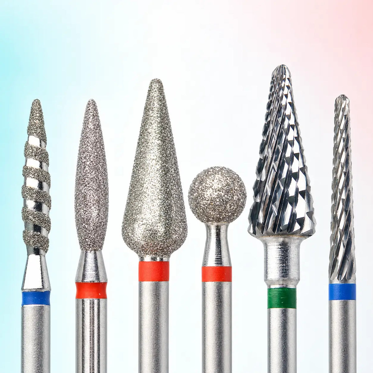 Kit expert KMIZ de 6 embouts pour ponceuse à ongles : 4 en diamant et 2 en carbure, avec bagues bleues, rouges et verte.
