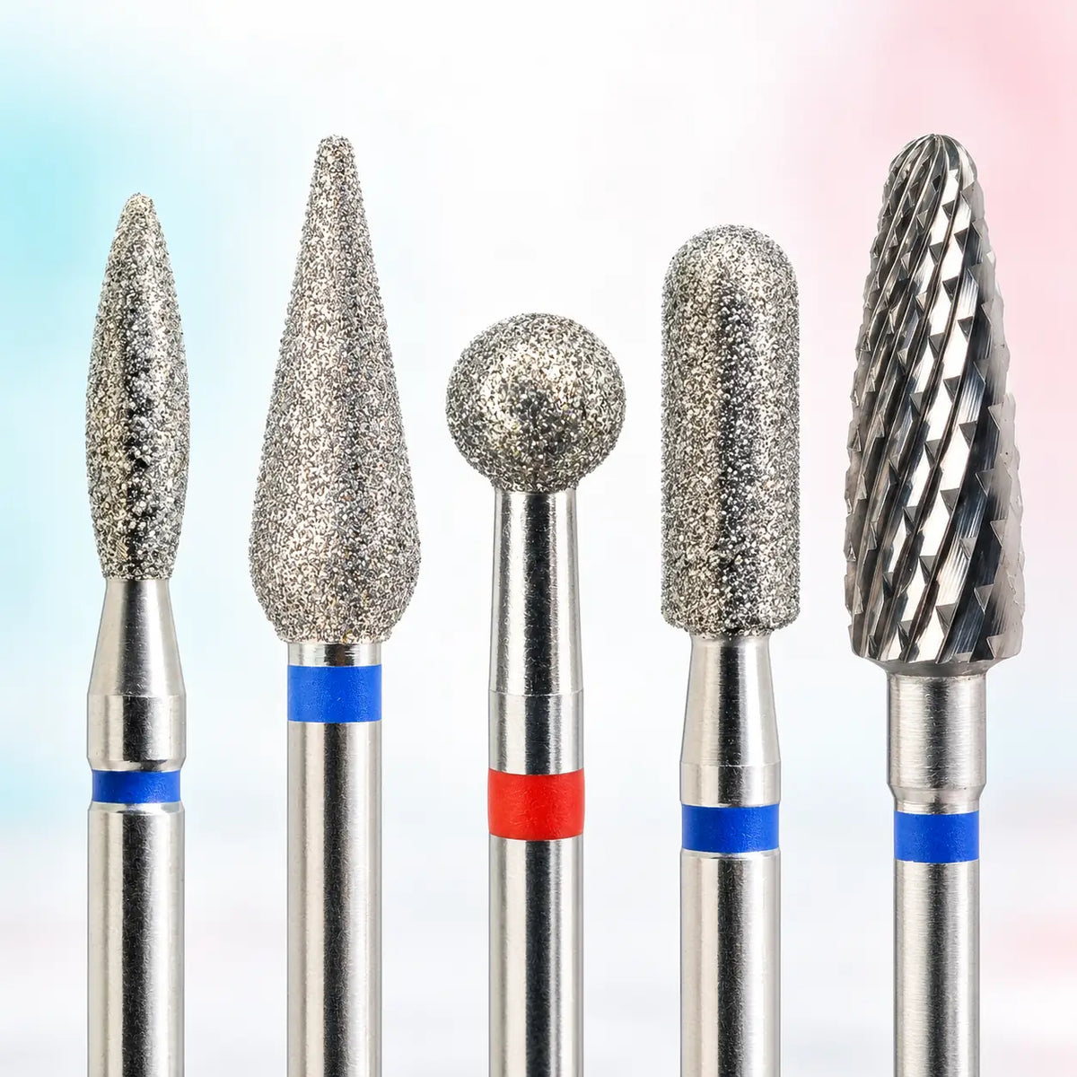 Kit intermédiaire KMIZ de 5 embouts pour ponceuse à ongles : 4 en diamant et 1 en carbure, avec bagues bleues et rouge.