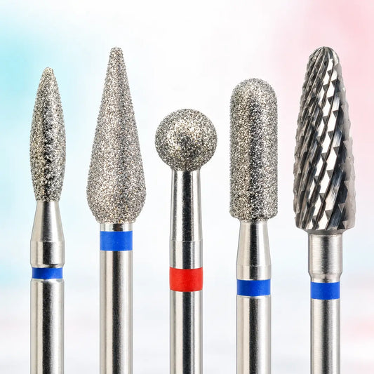 Kit intermédiaire KMIZ de 5 embouts pour ponceuse à ongles : 4 en diamant et 1 en carbure, avec bagues bleues et rouge.
