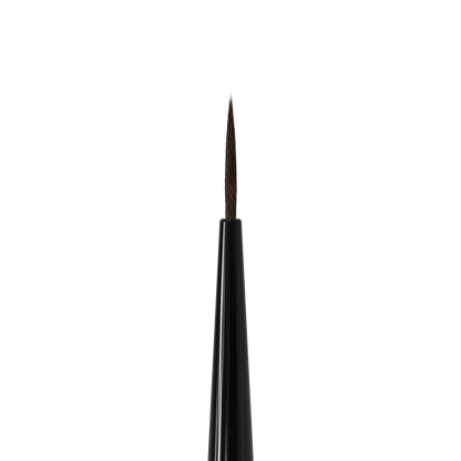 Gros plan sur les fibres synthétiques du pinceau liner Staleks Expert 01/03 pour tracés nets et réguliers