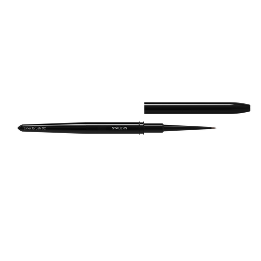 Pinceau liner STALEKS EXPERT 02 ouvert avec son capuchon de protection retiré