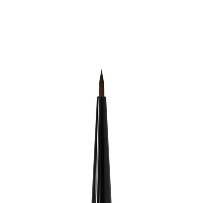 Gros plan sur les poils fins du pinceau liner STALEKS EXPERT 02 de 1 × 5 mm