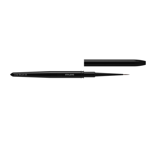 Pinceau liner STALEKS EXPERT 03 ouvert avec son capuchon de protection retiré