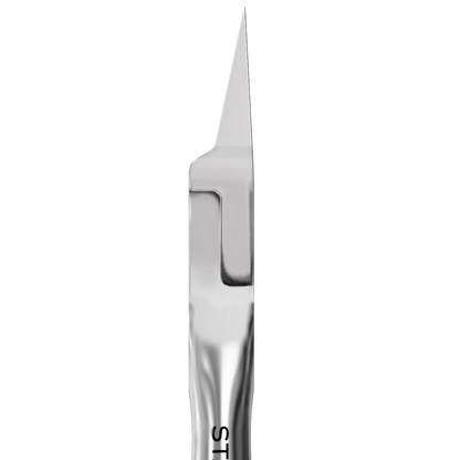 Gros plan sur la partie coupante effilée de la pince coupe-ongles incarnés STALEKS Expert NE-61-16.