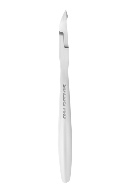 Profil latéral de la pince à envies STALEKS Expert NE-90-5, gravée du logo STALEKS PRO.