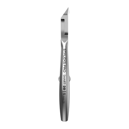 Vue de profil de la pince fermée, montrant la finesse du manche et l'alignement précis de la tête de coupe. Le design est épuré avec une finition métallique mate.