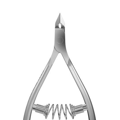 Gros plan sur la tête de coupe de la pince. Les lames sont parfaitement affûtées et se rejoignent avec précision. On distingue le rivet d'articulation lisse et la partie supérieure du ressort.
