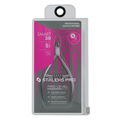 Emballage commercial du produit Staleks Pro Smart 30. Le packaging rose et gris indique "Professional Cuticle Nippers", précise la taille de lame de 5 mm ("Half Jaw") et mentionne un affûtage manuel professionnel.