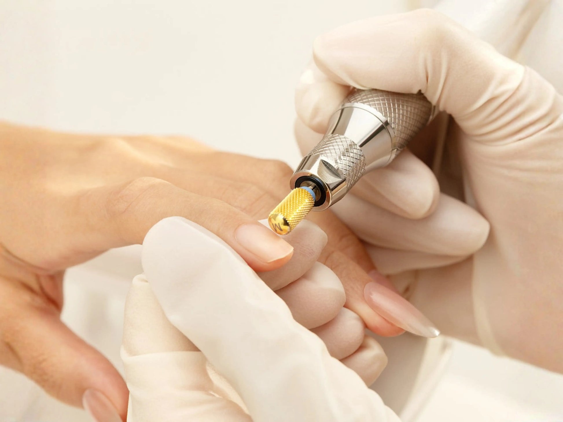 Pièce à main O Nail Pro Max 50K utilisée pour une manucure professionnelle avec embout en carbure
