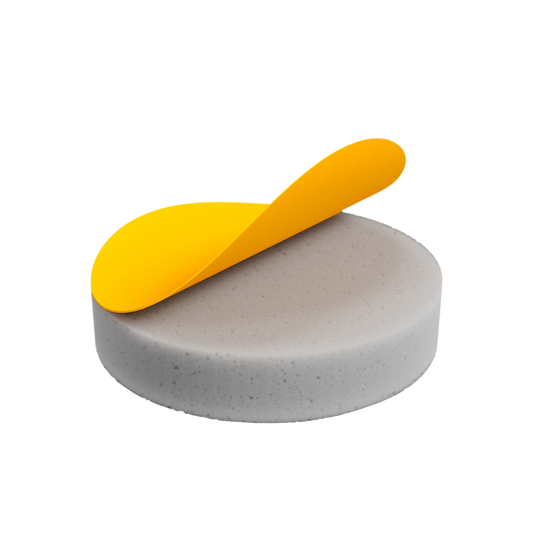 Lime-éponge Ø20 mm avec base mousse épaisse et film adhésif partiellement décollé.