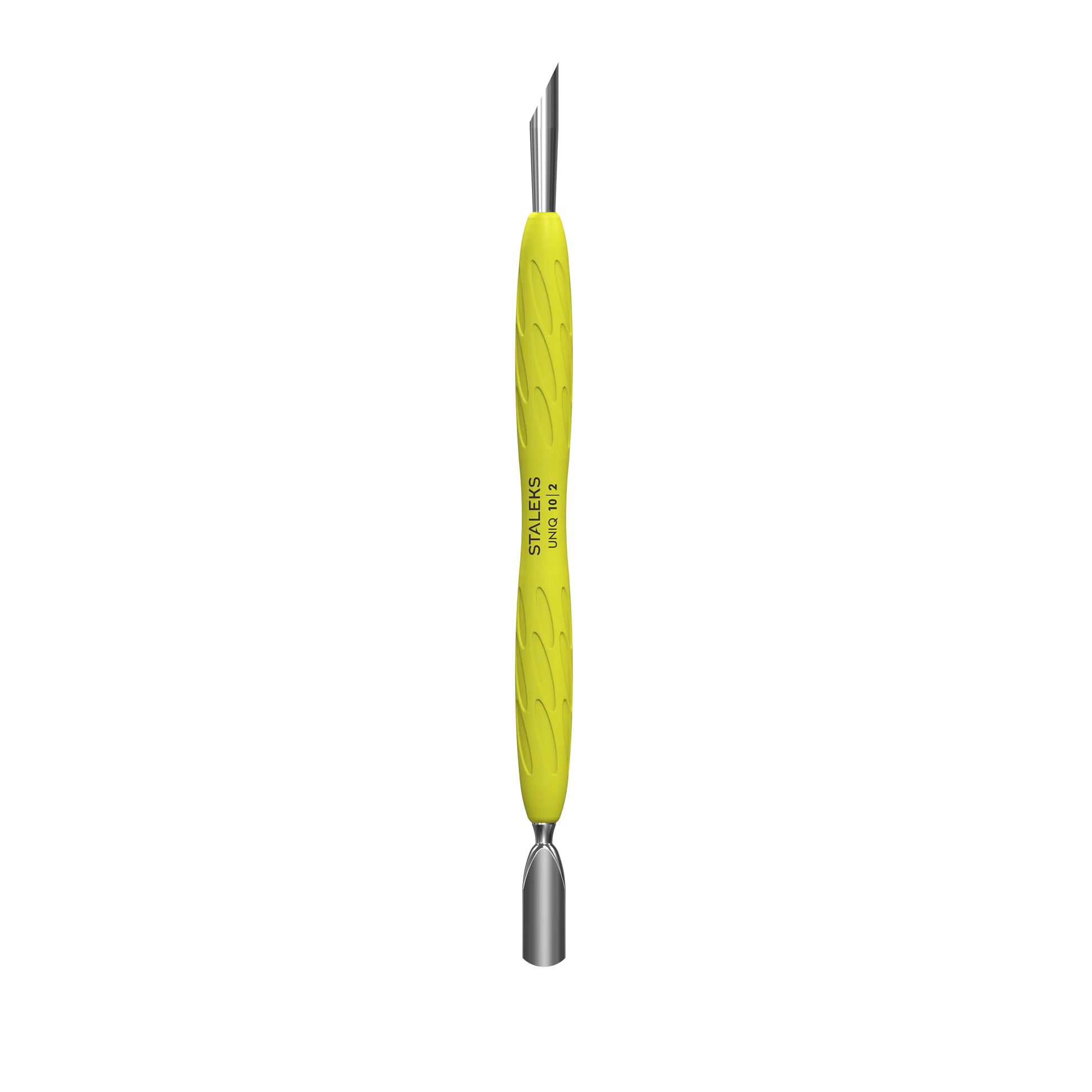 Vue d'ensemble verticale du pousse-cuticule Staleks Pro UNIQ 10 | 2. L'outil possède un manche jaune fluo texturé pour une meilleure prise en main et deux embouts fonctionnels en acier inoxydable à chaque extrémité.