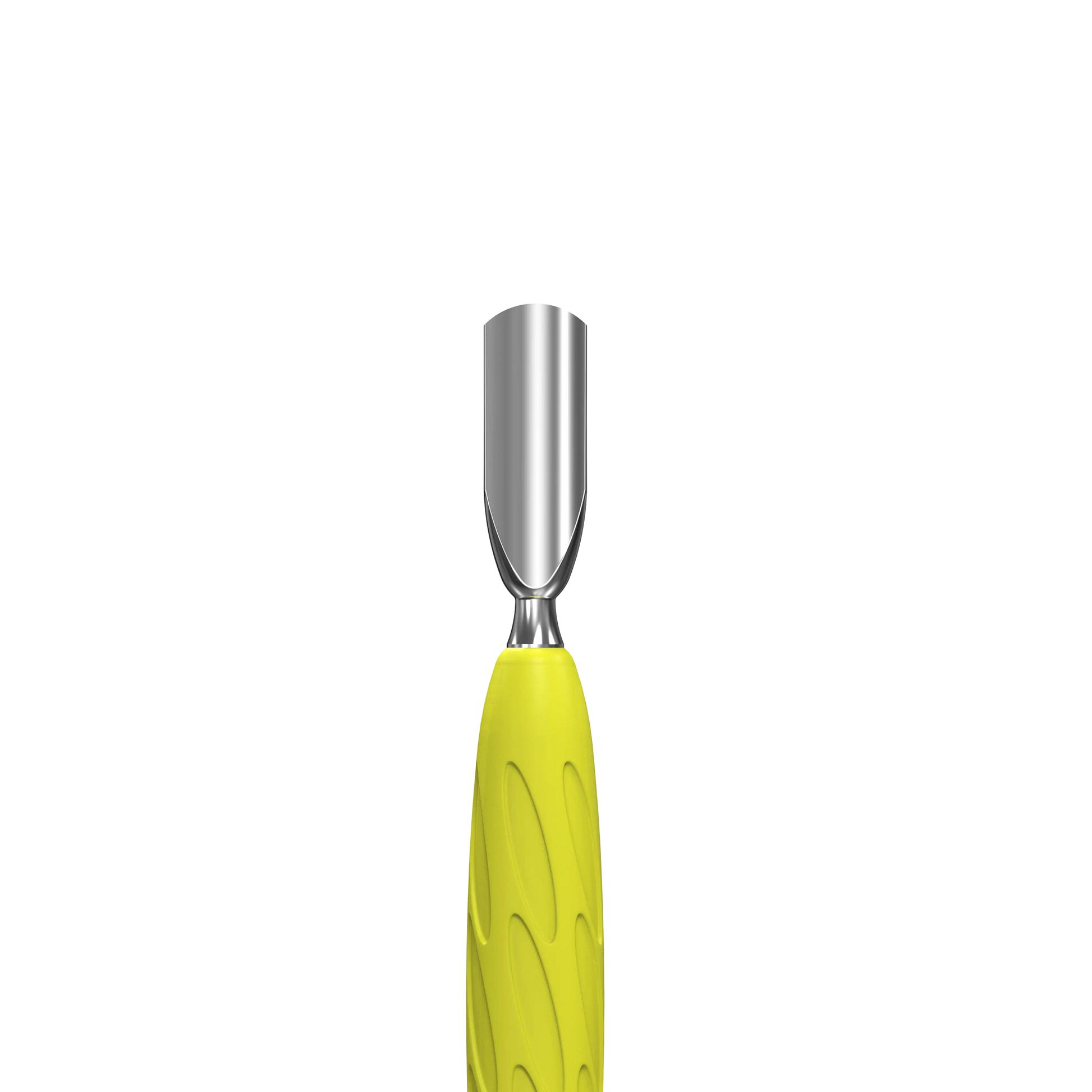 Gros plan sur l'embout "pousse-cuticule" (pusher). Il présente une forme de spatule arrondie et incurvée, conçue pour épouser parfaitement la forme de l'ongle et repousser les peaux en douceur.