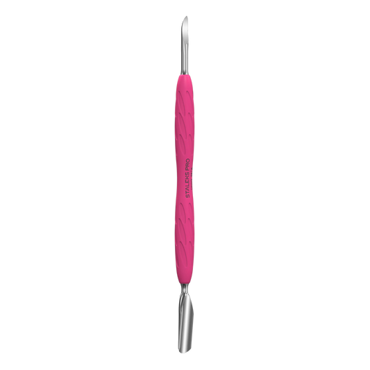 Repousse-cuticules STALEKS PRO PQ-10/6, vue de face, manche silicone rose, double embout pusher étroit et lame large.