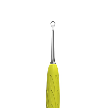 Gros plan sur l’embout anneau du pusher Staleks Pro UNIQ 11 Type 2 Gummy jaune pour nettoyer la plaque de l’ongle