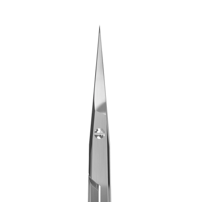 Gros plan sur la pointe des lames 25 mm des ciseaux STALEKS PRO SS-41/3 pour coupe précise de la cuticule.