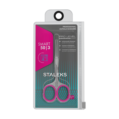 Ciseaux à cuticules STALEKS SMART 50 SS-50/3 dans leur étui d’origine, avec inserts roses et capuchon de protection.
