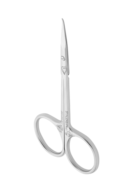 Ciseaux à cuticules Staleks SX-23/1M vue 3/4, gravure Magnolia et pointe crochet, finition miroir.