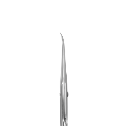 Gros plan sur les pointes des ciseaux SX-23/2M, affûtage précis pour coupe nette de la cuticule.