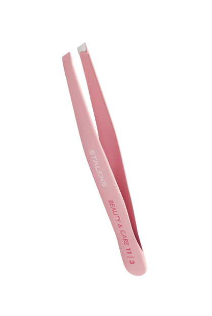 Vue oblique de la pince à épiler rose TBC-11/3 montrant les mors biseautés larges.