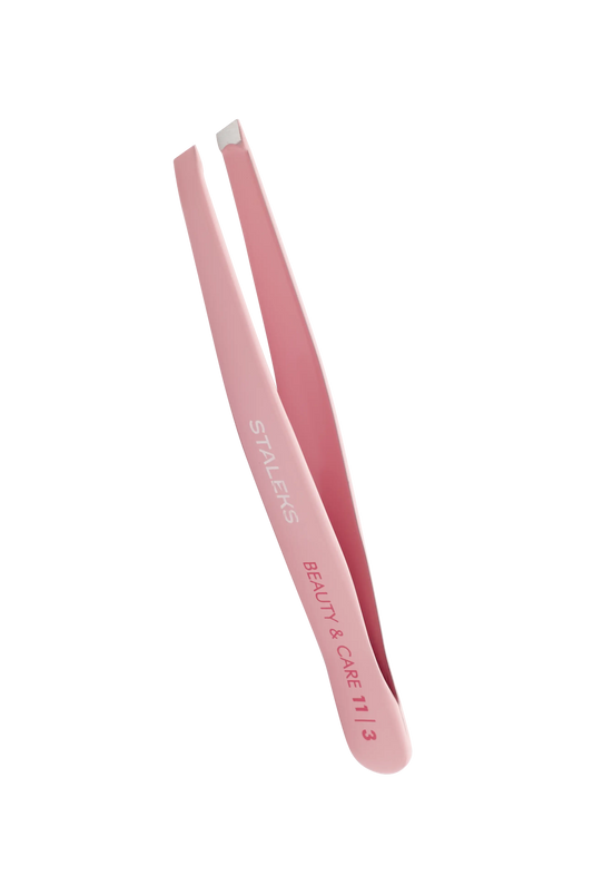 Vue oblique de la pince à épiler rose TBC-11/3 montrant les mors biseautés larges.