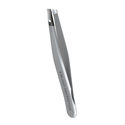 Vue oblique de la pince à épiler Staleks TE-10/3, montrant le profil incurvé et ergonomique.