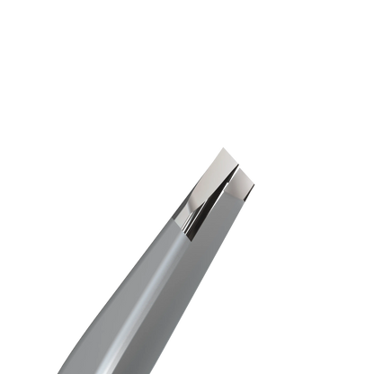 Détail rapproché de l’extrémité biseautée pour épilation précise des sourcils.