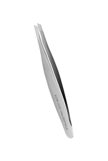 Vue oblique de la pince à épiler Staleks TE-20/4 montrant sa forme allongée.