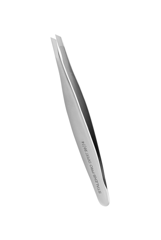 Vue oblique de la pince à épiler Staleks TE-20/4 montrant sa forme allongée.