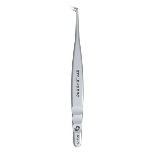 Pince extensions de cils Staleks Pro EXPERT 40/2, forme en L à 70°, vue de face avec trois rainures antidérapantes sur le manche.