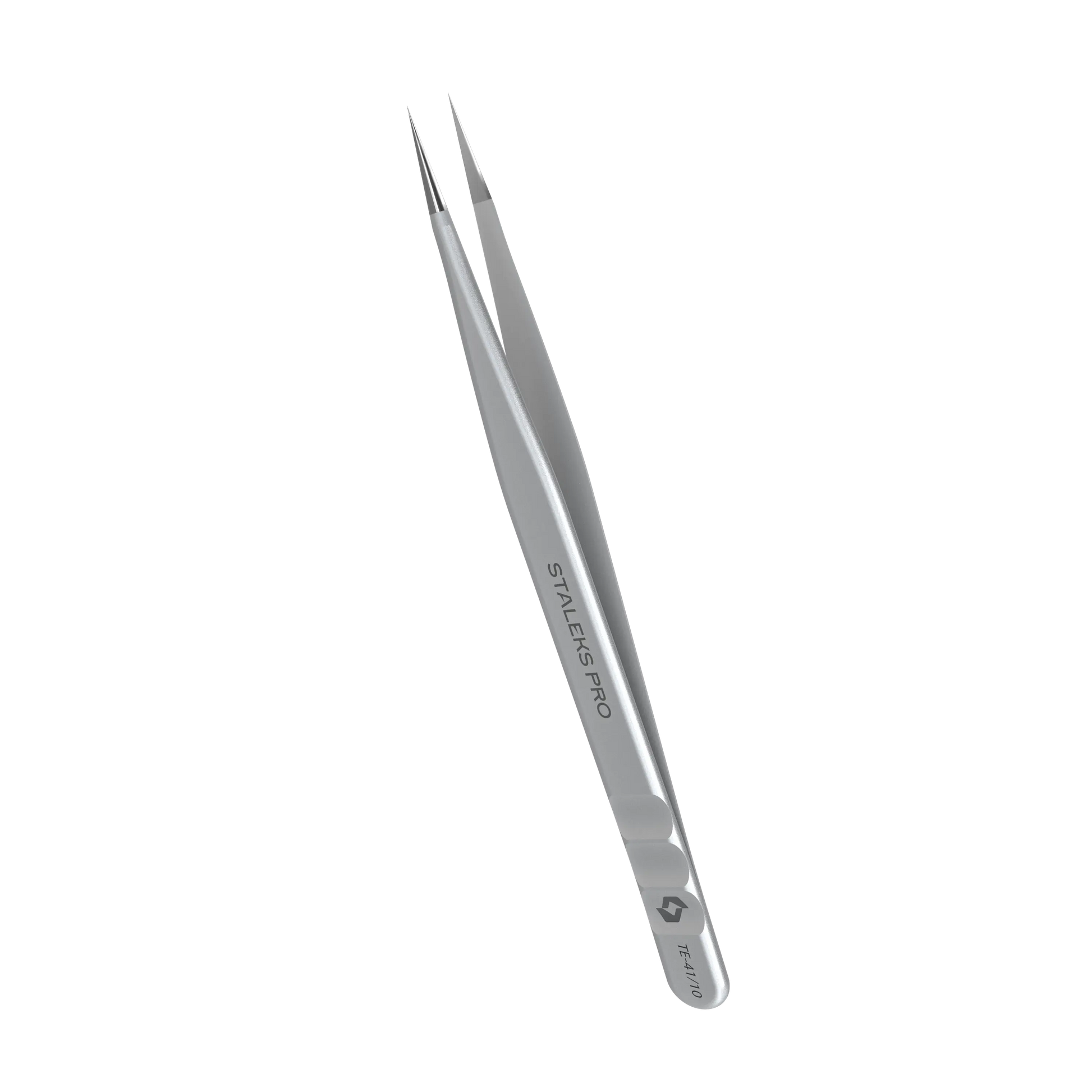 Pince cils Staleks TE-41/10 en vue oblique montrant la silhouette fine et la longueur.