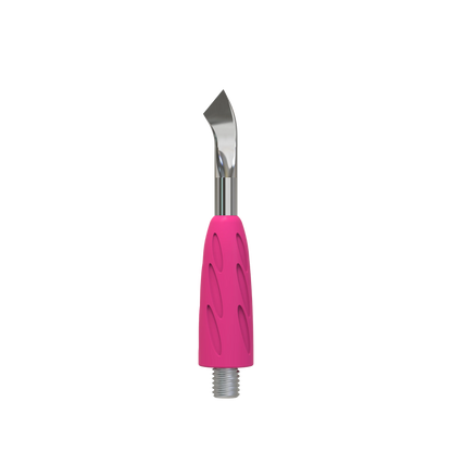 Vue avant de la lame inclinée de l’embout UNIQ 14 pour nettoyer/pousser la cuticule – silicone rose.