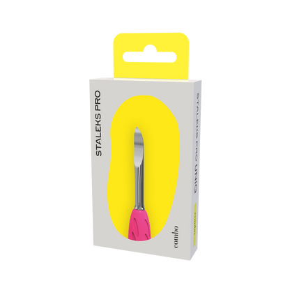 Boîte de l’embout « nail cleaner » UNIQ Combo WPPQ-19 Staleks Pro, vue 3/4 gauche, packaging carton gris avec insert jaune.