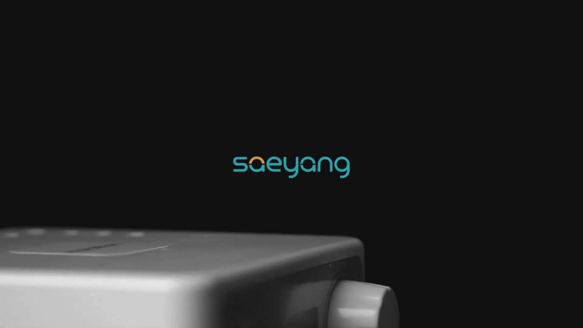 Vidéo de présentation de la ponceuse Saeyang Marathon K35 Mini blanche, montrant le boîtier compact, la molette de réglage et les détails du produit sur fond noir.